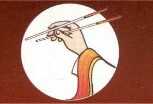manger avec des baguettes chinoises